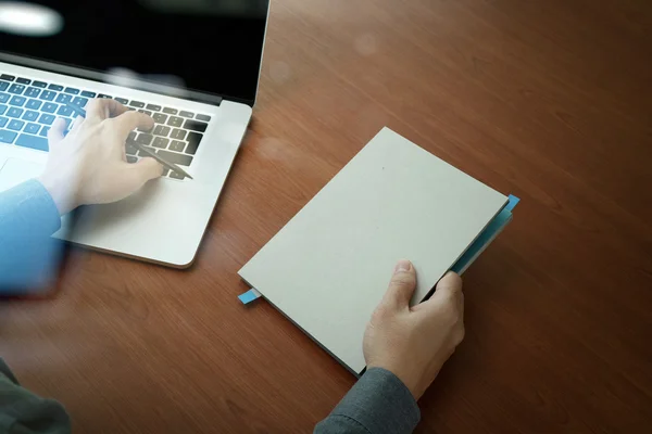 Doppelbelichtung von Geschäftsmann Hand arbeitet mit neuen — Stockfoto