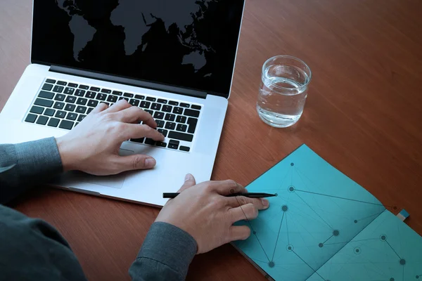 Ovansida av dubbel exponering av affärsmannen hand arbetar med nya — Stockfoto