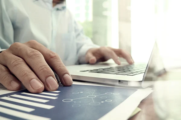 Documentos comerciales en la mesa de oficina con teléfono inteligente y computadora portátil c — Foto de Stock