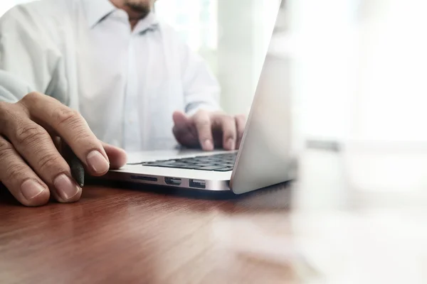 Close up de homem de negócios mão trabalhando no computador portátil em madeira — Fotografia de Stock