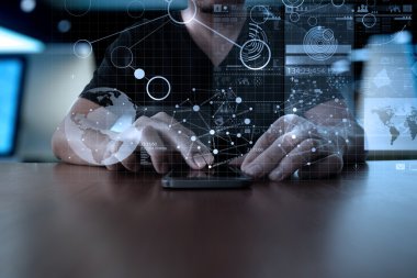 Dijital katman efektli cep telefonu kullanarak iş adamı ele