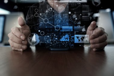 Dijital katman efektli cep telefonu kullanarak iş adamı ele