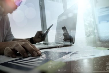 ofis masaları ile akıllı telefon ve dizüstü c üzerindeki iş belgeler