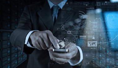 Dijital katman efektli cep telefonu kullanarak iş adamı ele