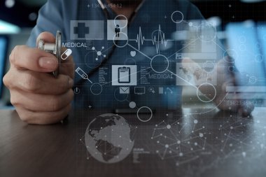 Tıp doktoru el m olarak modern bilgisayar arayüzü ile çalışma