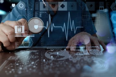 Tıp doktoru el m olarak modern bilgisayar arayüzü ile çalışma