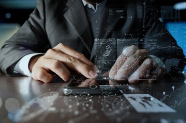 Dijital katman efektli cep telefonu kullanarak iş adamı ele