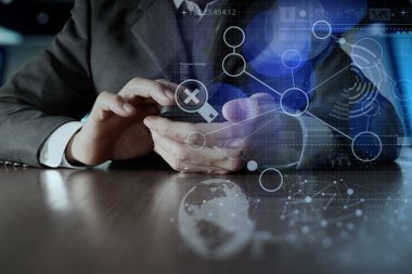 Dijital katman efektli cep telefonu kullanarak iş adamı ele