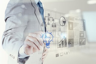 ampul yeni bilgisayar arayüzü ile işadamı el berabere