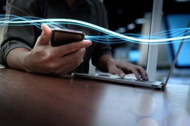 Dalgalar mavi ışık ve conce smartphone kullanarak iş adamı