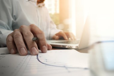 ofis masaları ile akıllı telefon ve dijital iş belgeleri