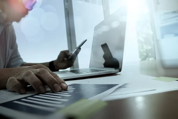 Geschäftsunterlagen auf dem Bürotisch mit Smartphone und Digital — Stockfoto