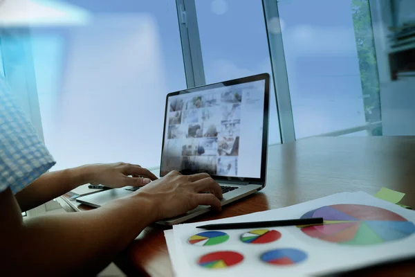 Documentos de negócios na mesa de escritório com telefone inteligente e digital — Fotografia de Stock