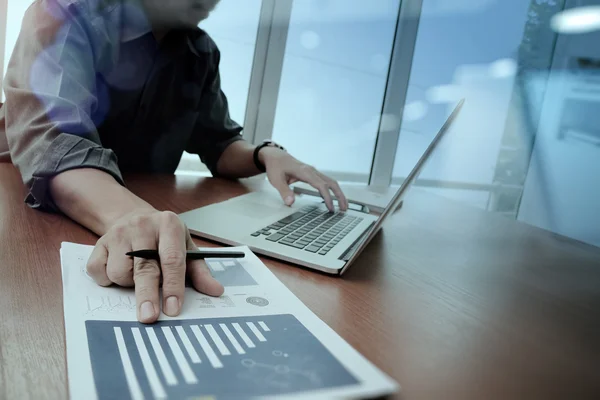 Geschäftsunterlagen auf dem Bürotisch mit Smartphone und Digital — Stockfoto