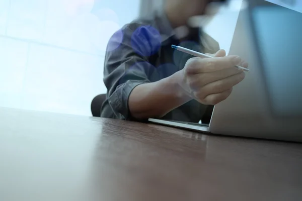 Крупним планом ділова людина рука працює на ноутбуці з таким чином — стокове фото