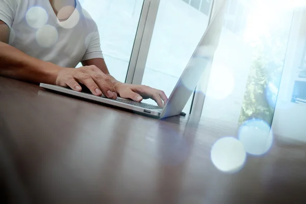 Primer plano del hombre de negocios trabajando a mano en el ordenador portátil con tan — Foto de Stock