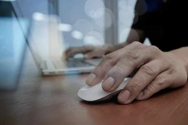 İş adamı el ile dizüstü bilgisayar üzerinde çalışan yakın böylece — Stok fotoğraf