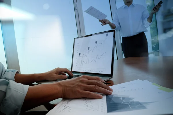 Documentos de negócios na mesa de escritório com telefone inteligente e laptop a — Fotografia de Stock