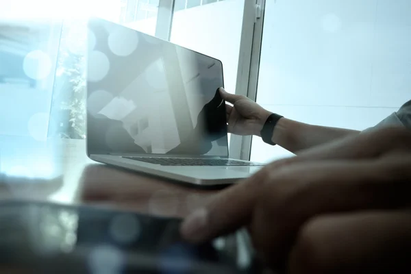 Бізнесмен рука працює з сучасними технологіями і цифровий лей — стокове фото