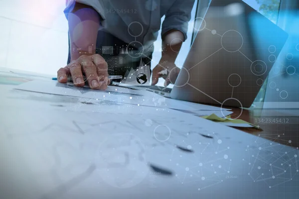 Documentos comerciales en la mesa de oficina con teléfono inteligente y computadora portátil c — Foto de Stock