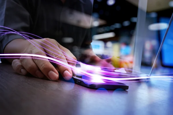 Ondas de luz azul y hombre de negocios utilizando en el teléfono inteligente como conce —  Fotos de Stock