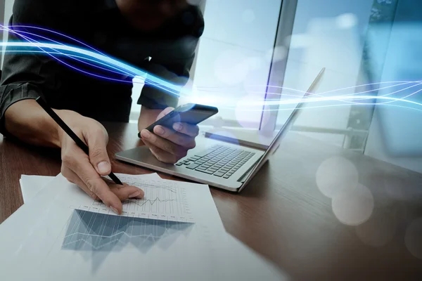 Ondas de luz azul y hombre de negocios utilizando en el teléfono inteligente como conce — Foto de Stock