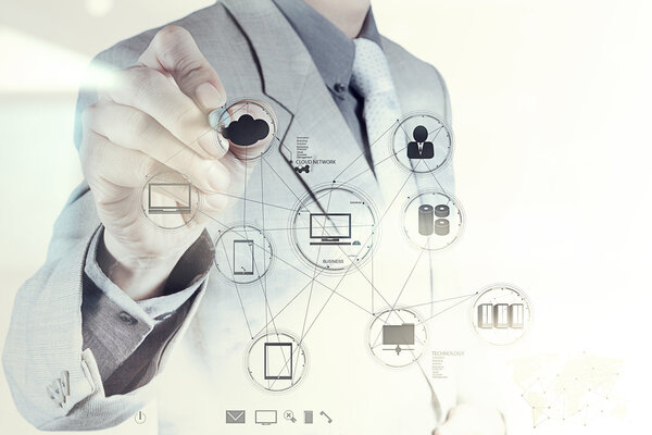 Empresario trabajando a mano con un diagrama de Cloud Computing — Foto de Stock