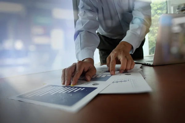 Documentos de negócios na mesa de escritório com telefone inteligente e digital — Fotografia de Stock