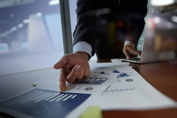 Affärsdokument på office bord med smart telefon och digital — Stockfoto