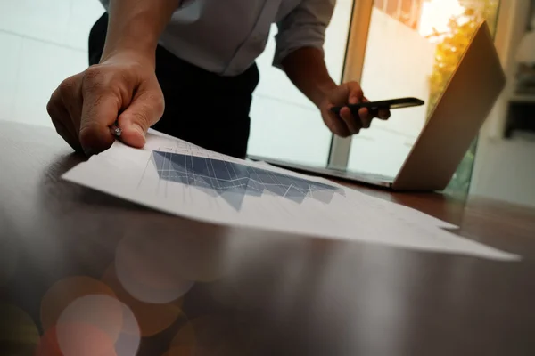 Documentos comerciales en la mesa de la oficina con teléfono inteligente y digital — Foto de Stock