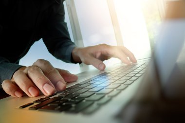 Boş ekran dizüstü bilgisayarda çalışan iş adam el yakın com