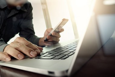 Tasarımcı el çalışma ve akıllı telefon ve ahşap masa laptop
