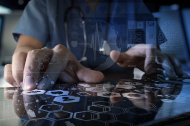 Tıp doktor el modern bilgisayar arayüzü ile çalışma ve