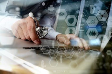 Dizüstü bilgisayar tıbbi çalışma alanı Office ile çalışan doktor
