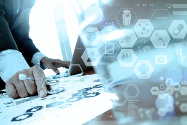Dizüstü bilgisayar tıbbi çalışma alanı Office ile çalışan doktor