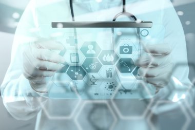 Çalışma alanı tıbbi iş dizüstü bilgisayar ile çalışan doktor