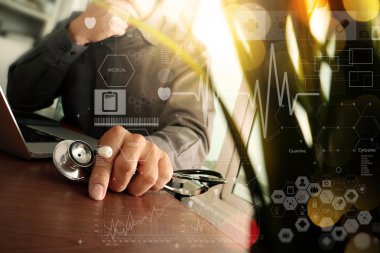 Çalışma alanı tıbbi iş dizüstü bilgisayar ile çalışan doktor