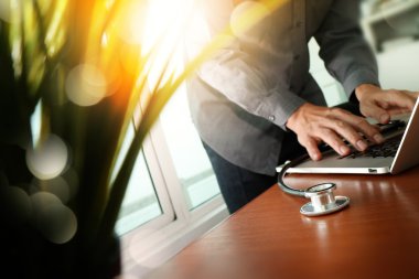 Çalışma alanı tıbbi iş dizüstü bilgisayar ile çalışan doktor
