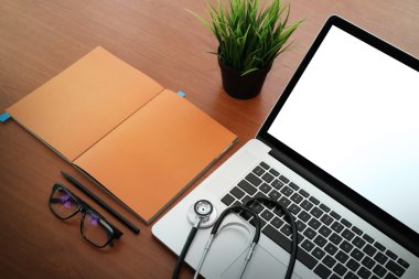 ahşap de üzerinde modern dizüstü bilgisayar ve boş ekran Üstten Görünüm