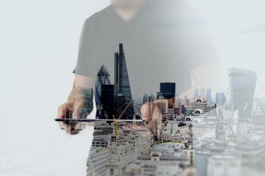 Çift pozlama ile dijital tablet kullanarak başarı işadamı