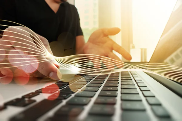 Крупним планом руки використовуючи ноутбук і тримаючи кредитну картку як онлайн — стокове фото