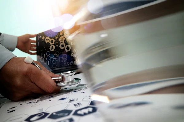 Médico trabajando con computadora portátil en oficina de espacio de trabajo médico — Foto de Stock