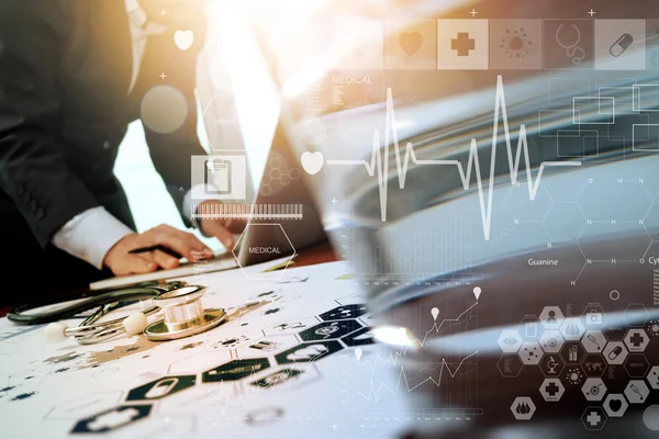 Dizüstü bilgisayar tıbbi çalışma alanı Office ile çalışan doktor