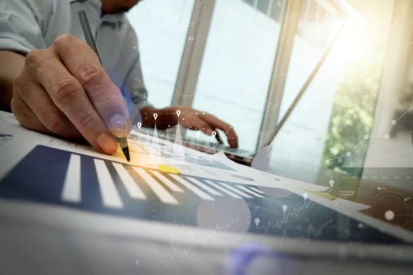 Close up van business man hand werken op laptopcomputer met di — Stockfoto