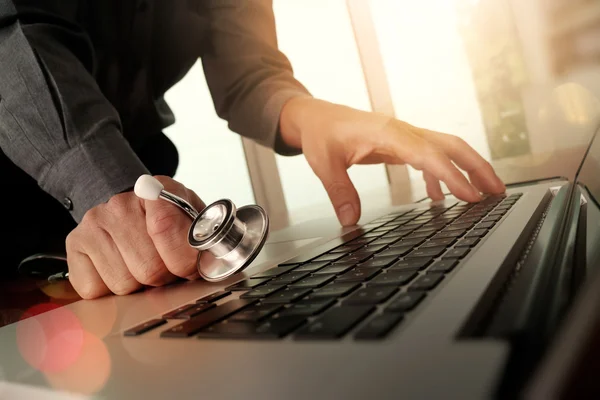 Doctor care lucrează la locul de muncă cu laptop-ul în muncă medicală — Fotografie, imagine de stoc
