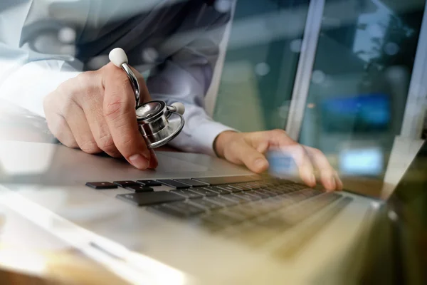 Läkare som arbetar med bärbar dator i medicinsk arbetsyta office — Stockfoto