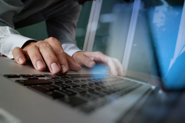 Close up of business man hand working on blank screen laptop com — Stock Photo, Image