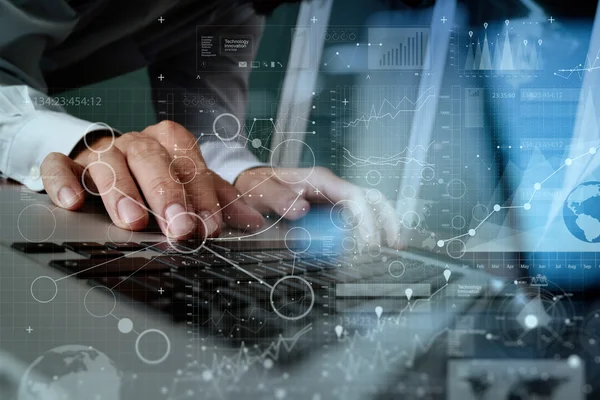 Primer plano de la mano del hombre de negocios que trabaja en la pantalla en blanco portátil com —  Fotos de Stock