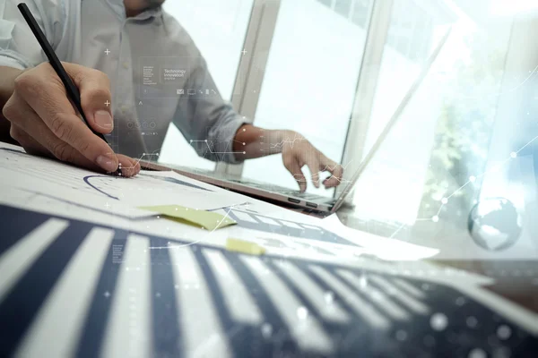 Close up van business man hand werken op laptopcomputer met di — Stockfoto