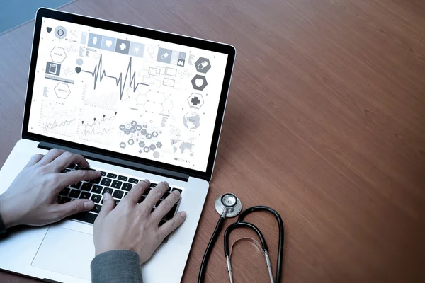 Vista superior de la mano del médico de medicina que trabaja con la computadora moderna y — Foto de Stock